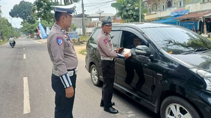 Personil Satlantas Polres Sarolangun Saat Mempertanyakan Kelengkapan Surat Kendaraan pengguna jalan