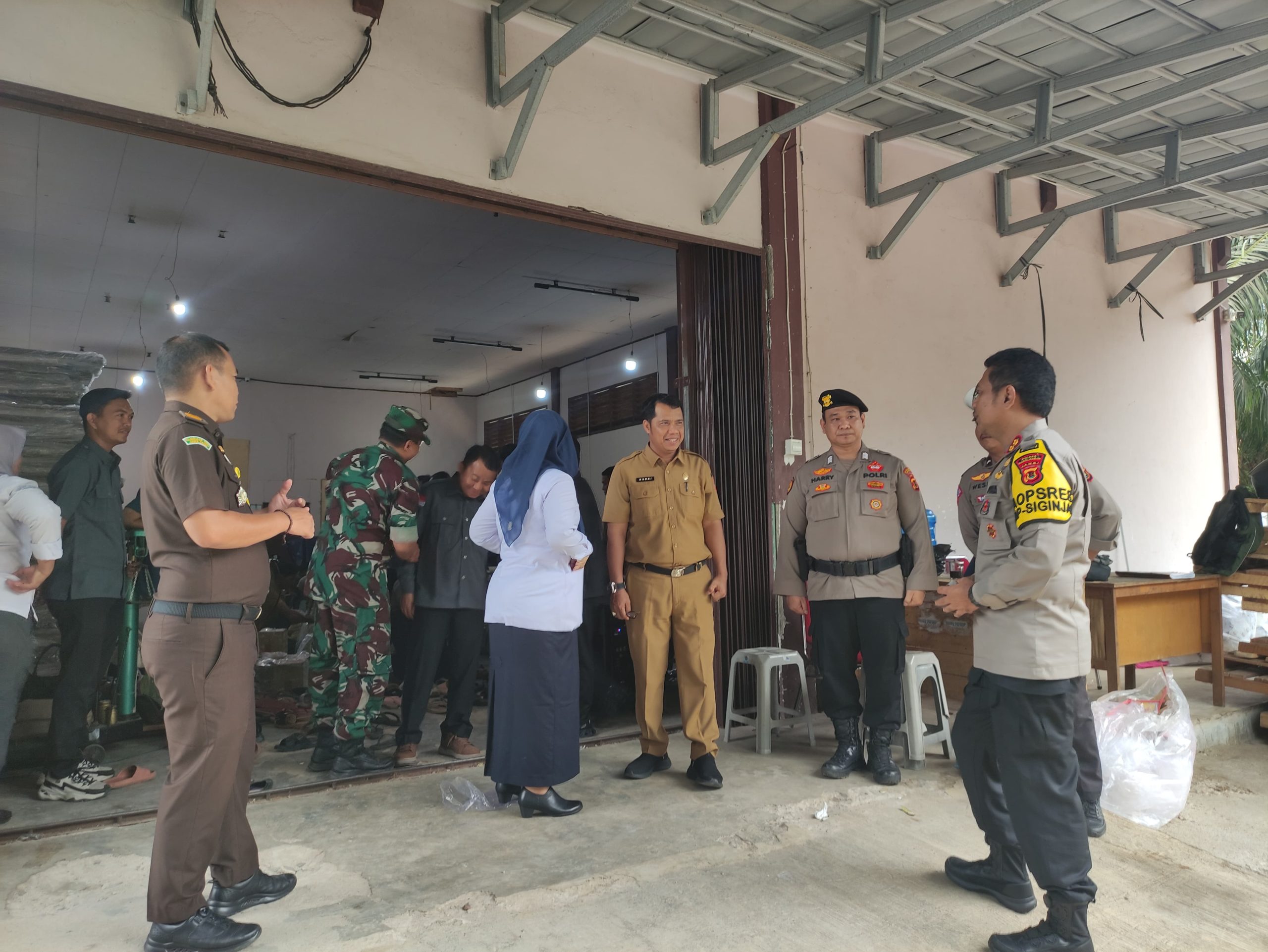 Kapolres Sarolangun AKBP Budi Prasetya S.Ik. M.Si Bersama Forkopinda Saat Monitoring Pelaksanaan Prosesi Pelipatan Kertas Suara di Kanto KPU Sarolangun